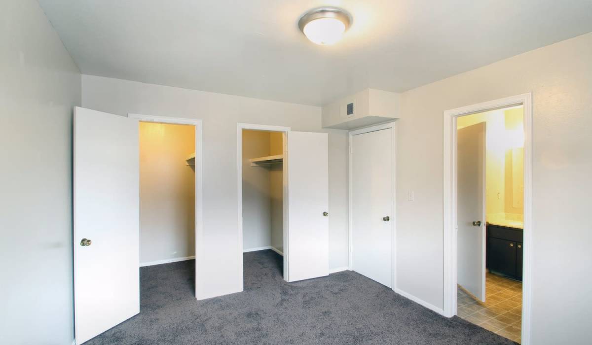 Kitchen and dining area at Magnolia Creek Apartments in Tulsa, Oklahoma