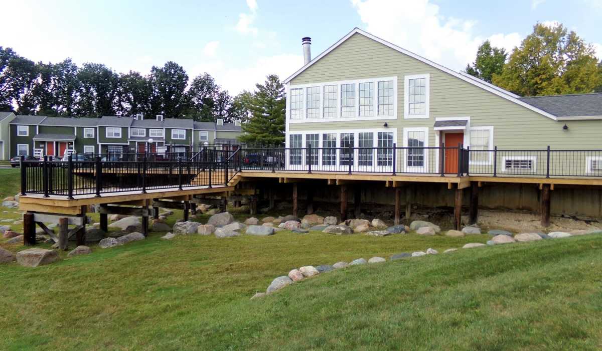 landscaped grounds at Pier 39 Apartments And Townhomes in Indianapolis, Indiana