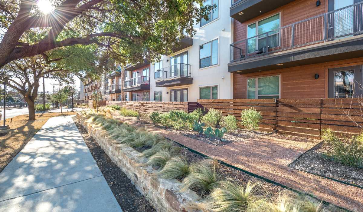 Exterior side view of the apartment at The Lucas Apartments in Dallas, Texas