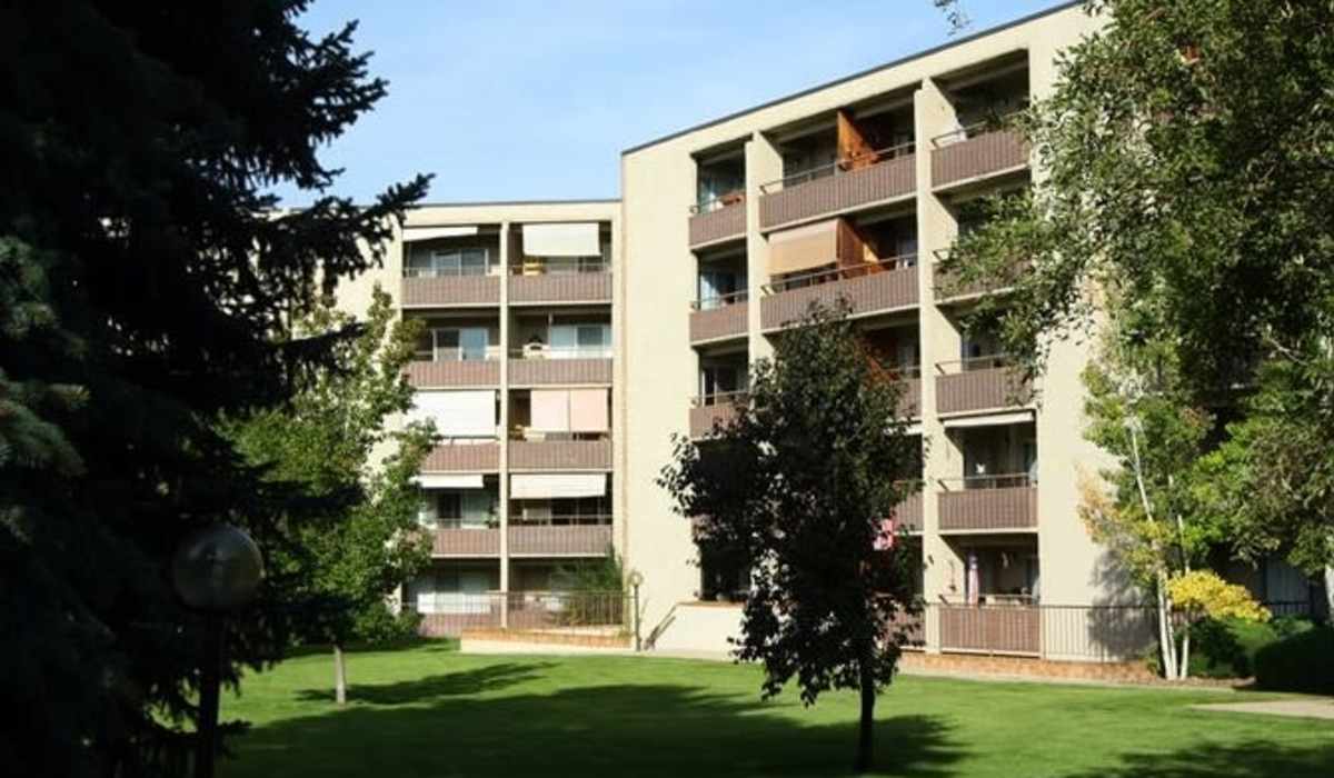 Exterior of the building and large lawn at The Windermere in Littleton,Colorado