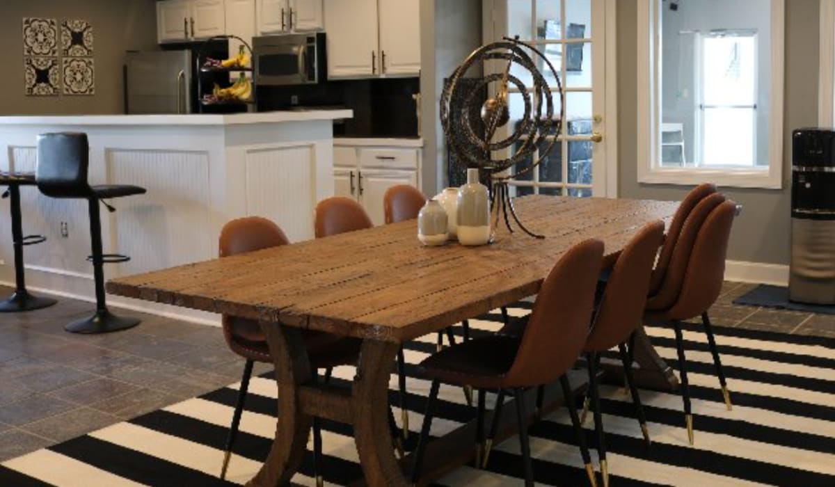 Dinning table with a rug at The Pointe On College Avenue in Manhattan, Kansas