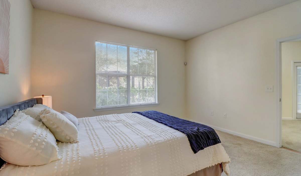 White bedroom walls at Parkway Grand in Decatur, Georgia