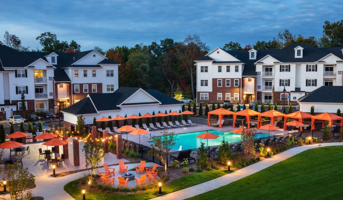 Resort style swimming pool at One Glastonbury Place in Glastonbury, Connecticut