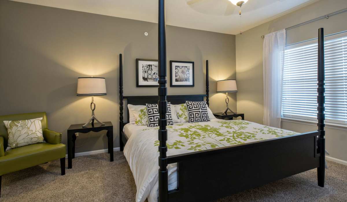 bedroom at ((location_name}} in Lee's Summit, MO