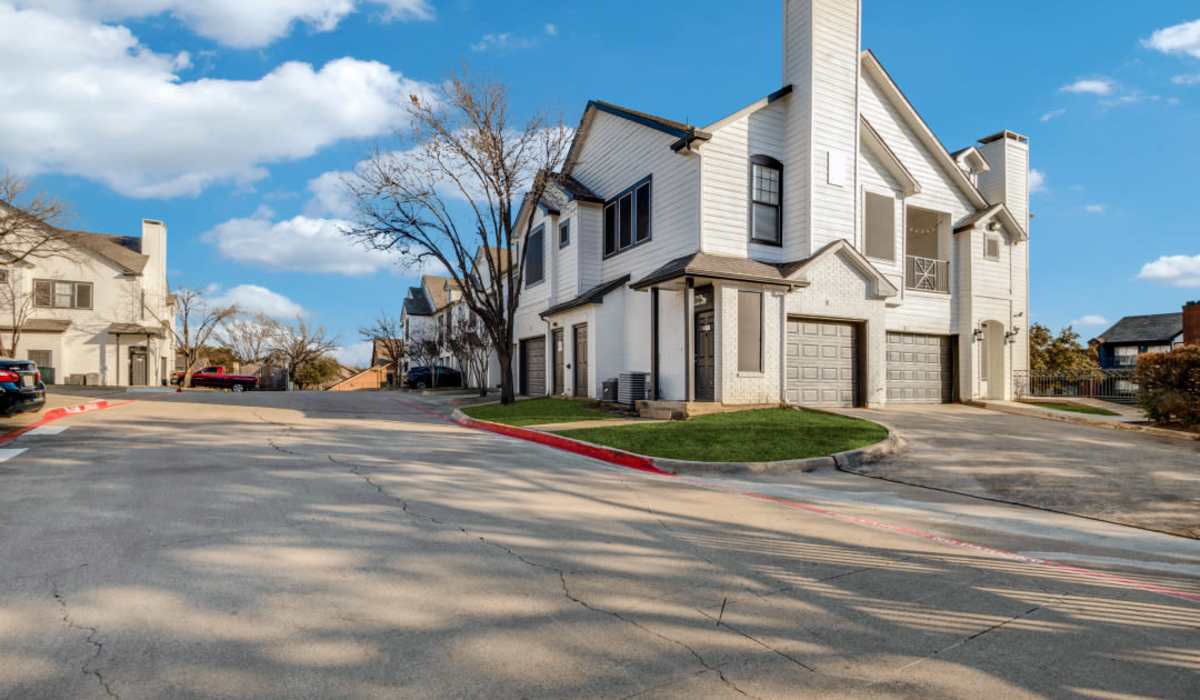 Street view of an apartment at Devi at Valley Ranch in Irving, Texas