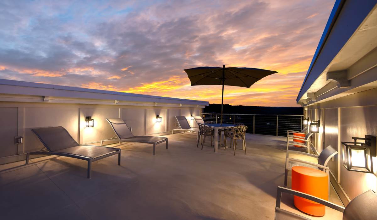 seating area  with table and chairs at Elevate at Topside in Louisville, Tennessee