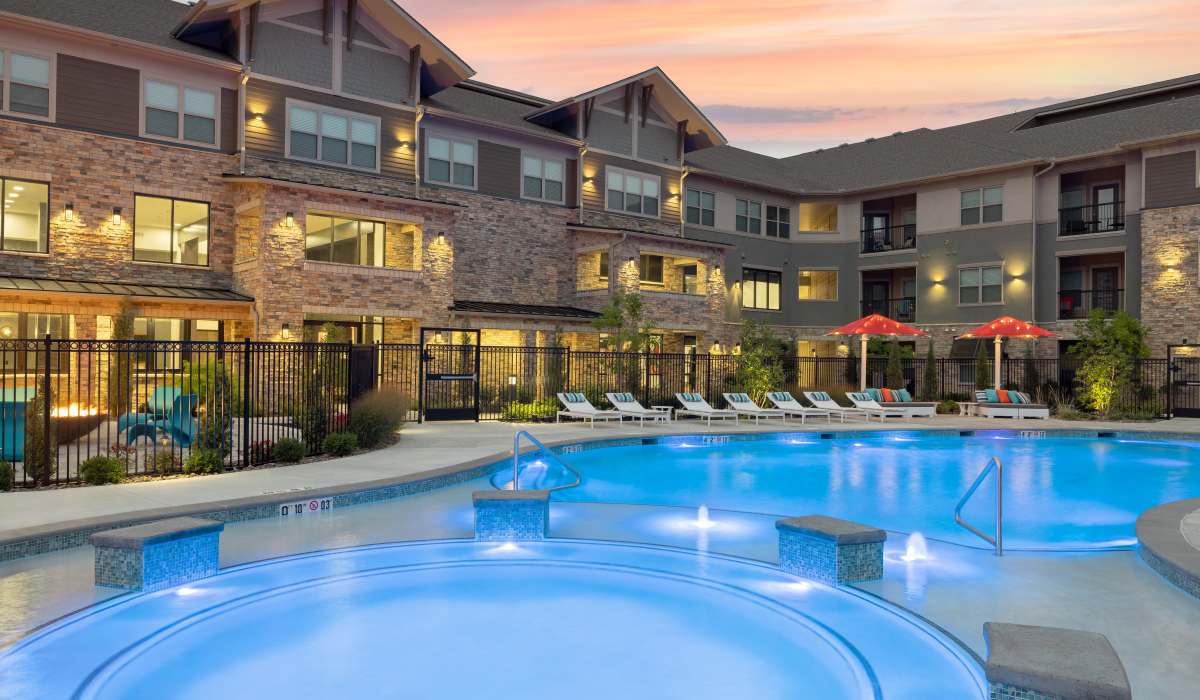 Charming community at Vale Overland Park Apartments in Overland Park, Kansas, 
