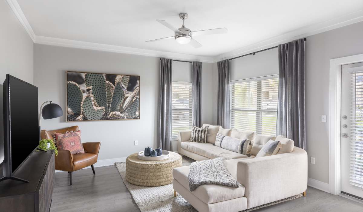 Living room with large space for sofa anf coffee-table at Vale Overland Park Apartments in Overland Park, Kansas,  