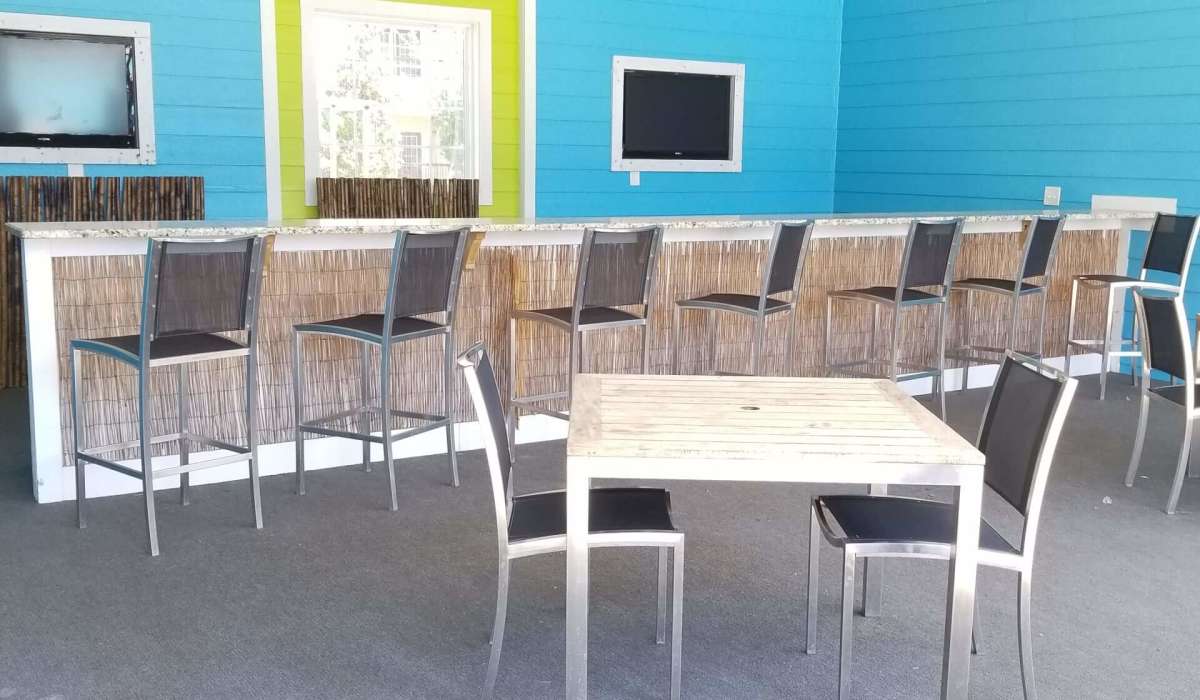 Outdoor community dining area at Palisades of Jacksonville in Jacksonville,North Carolina