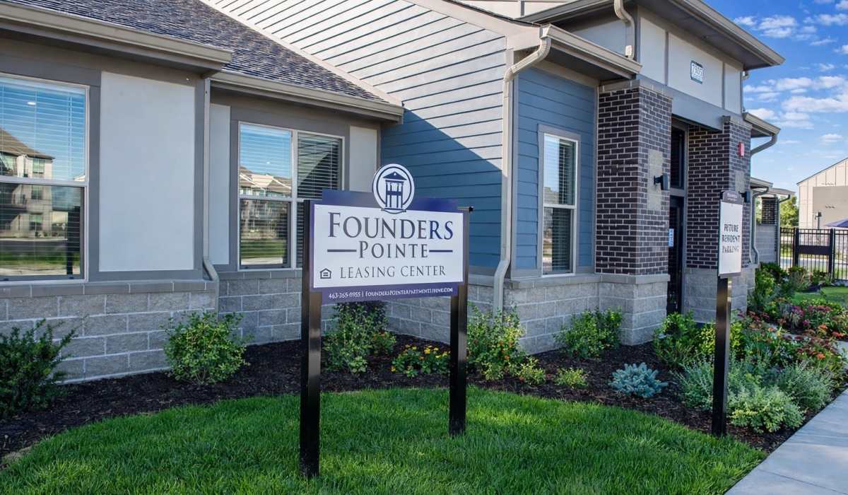 View of the building exterior at Founders Pointe Apartments in Franklin, Indiana