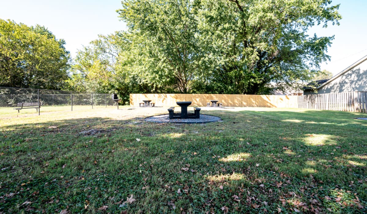 Picnic areas at Canyon and Knox Landing Apartments in Knoxville, Tennessee