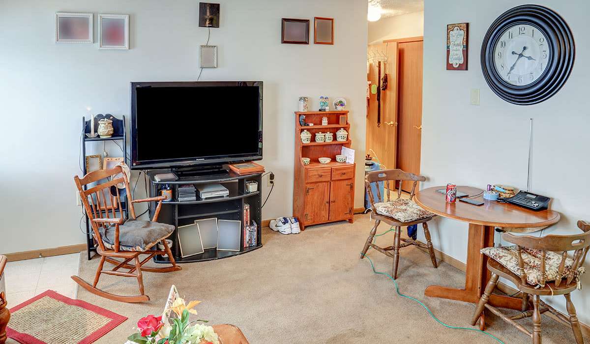 Living room at Frankfort Place in Frankfort, Ohio