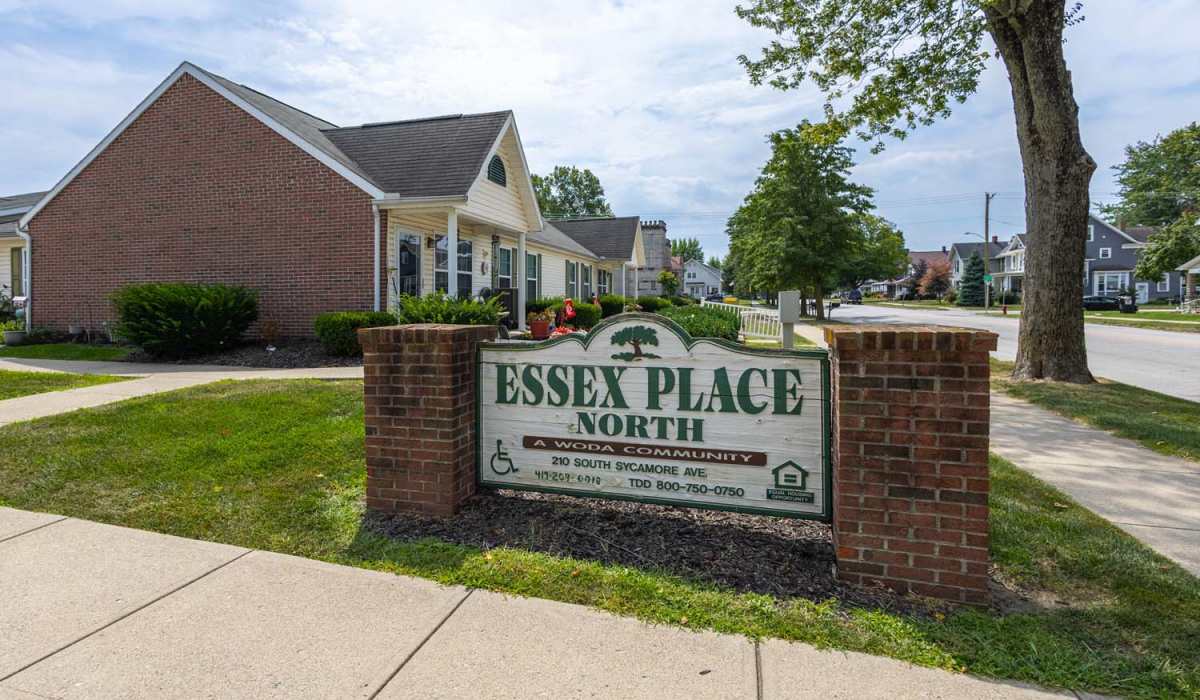 Community entrance sign at Essex Place North near Essex Place North in Sycamore, Ohio