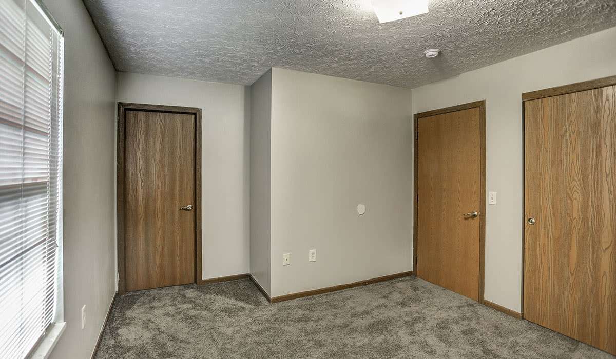 Cozy room with carpeted flooring at Leewood Place in Fremont, Ohio