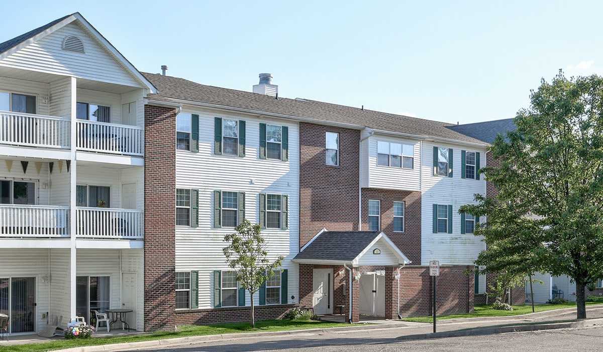 Building exterior with balconies at Meridian Greene I in Wintersville, Ohio