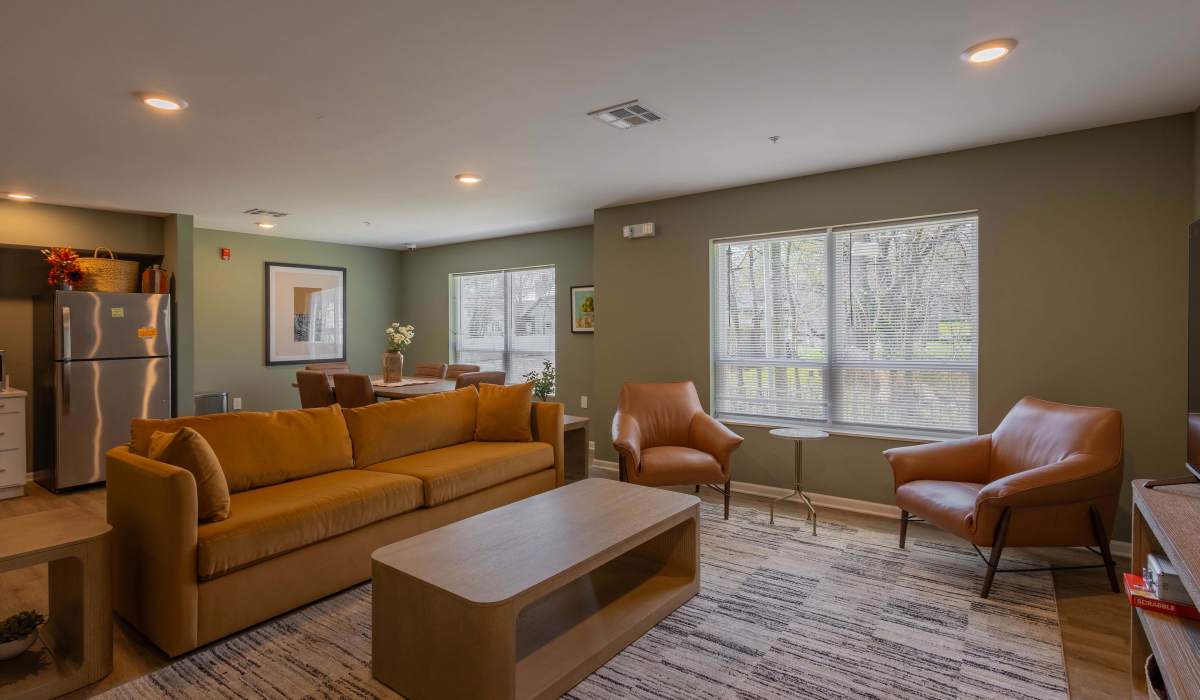 Living room with a couch at Munson Crossing in Zanesville, Ohio 