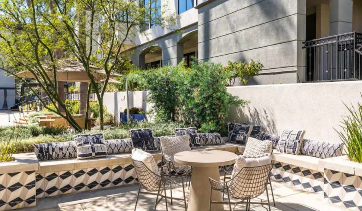 Plaza at Sherman Oaks Outside Seating