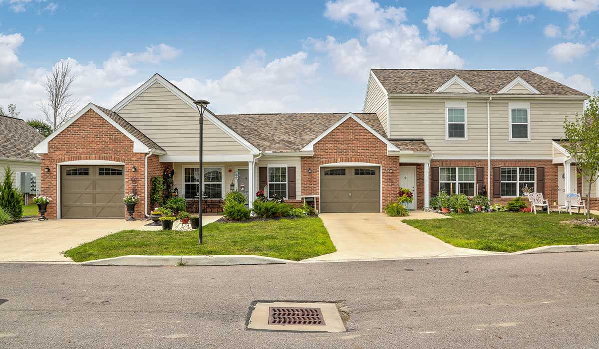 Building exterior view with greenery at Majors Crossing in Rock Creek, Ohio 