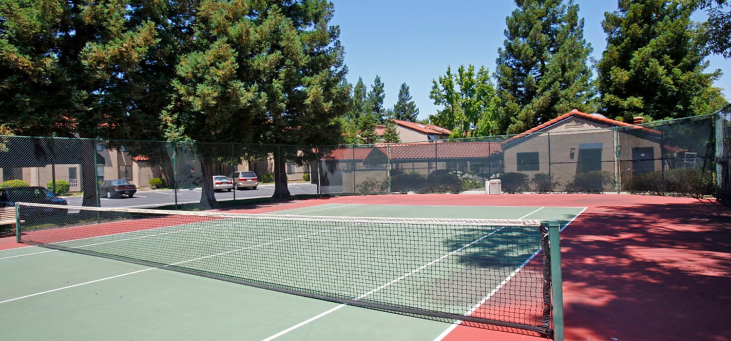 Well-maintained onsite tennis courts at Valley Plaza Villages in Pleasanton, California
