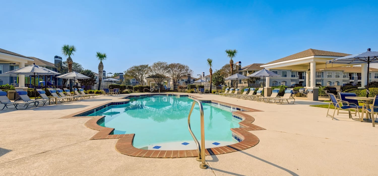 Outdoor pool and patio at Chateau des Lions Apartment Homes in Lafayette, Louisiana