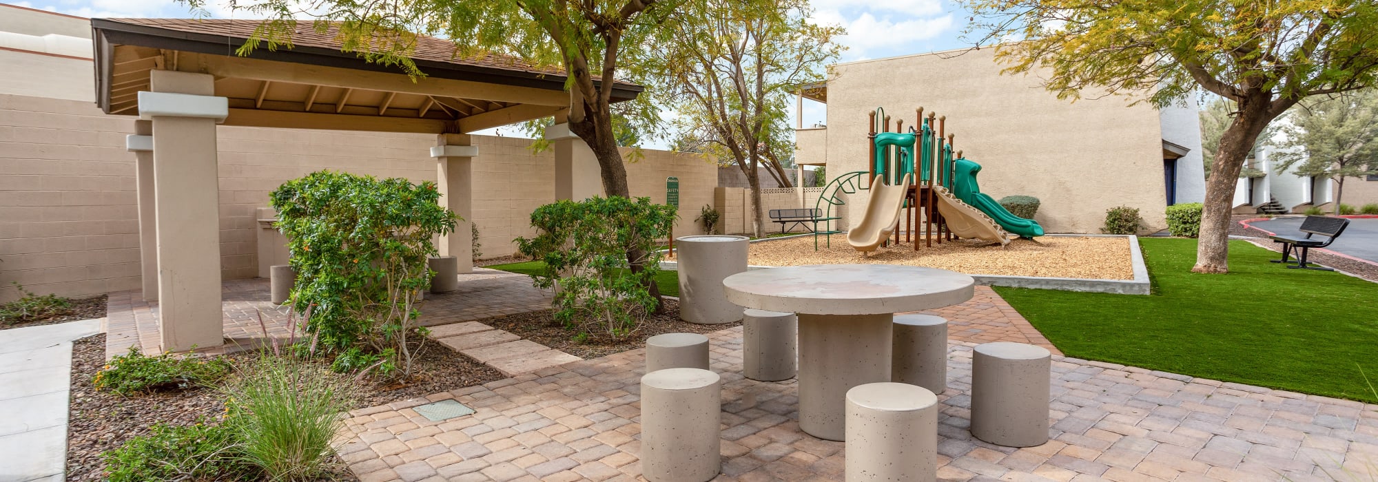 Outdoor resident lounge community at 1408 Casitas at Palm Valley in Avondale, Arizona