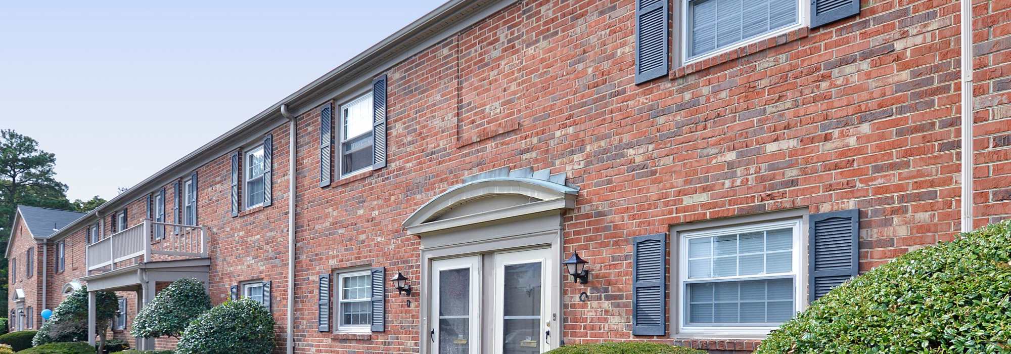 Exterior view of an apartment building at Oak Hill in Salisbury, Maryland