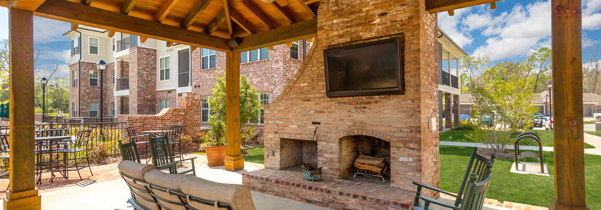 Outdoor seating area with a television at Coates Bluff At Wright Island in Shreveport, Louisiana