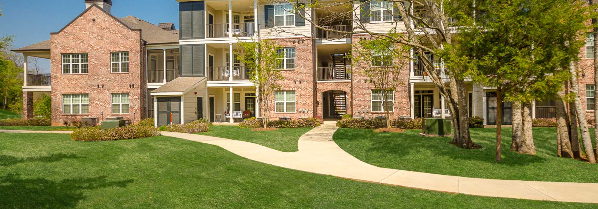 Apartment exterior with a walkway at Coates Bluff At Wright Island in Shreveport, Louisiana