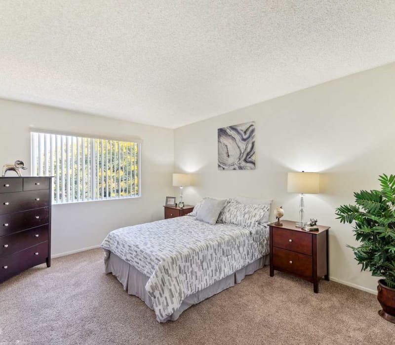 A spacious bedroom at The Parkview in Lake Balboa, California