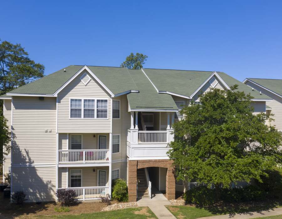 3 story apartment building at Acasă Willowbrook Apartments in Simpsonville, South Carolina