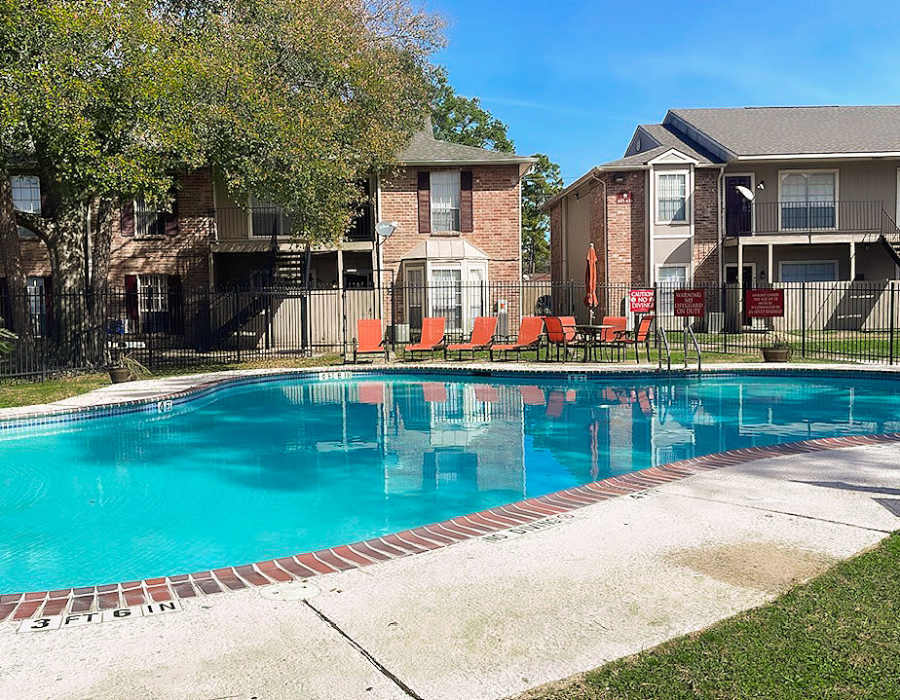 Luxurious pool and lounge beds at Oaks of Wimbledon in Spring, Texas, 