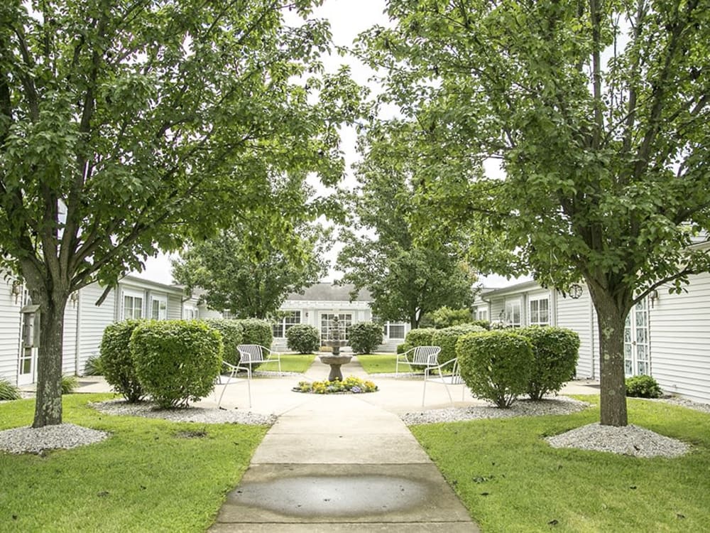 Courtyard with walking paths, green trees and manicured shrubs at Randall Residence of Wheelersburg in Wheelersburg, Ohio