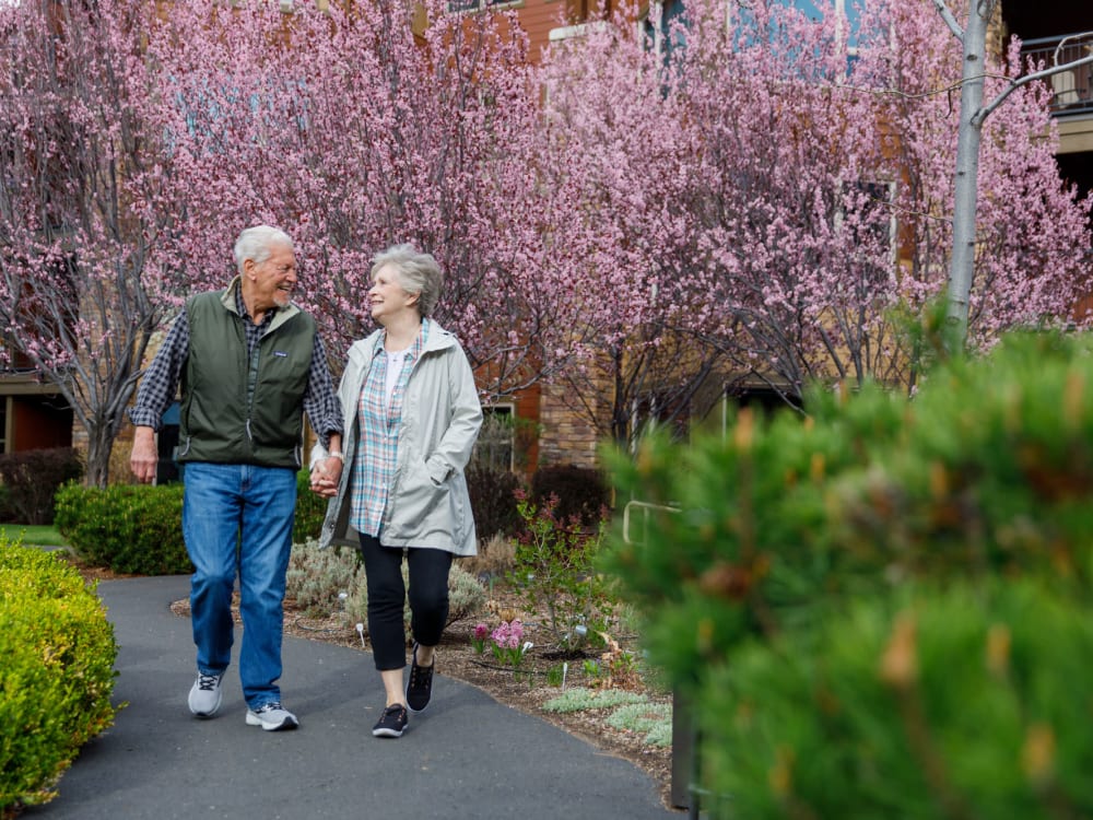 A couple enjoying the outdoors at Touchmark at Mount Bachelor Village in Bend, Oregon