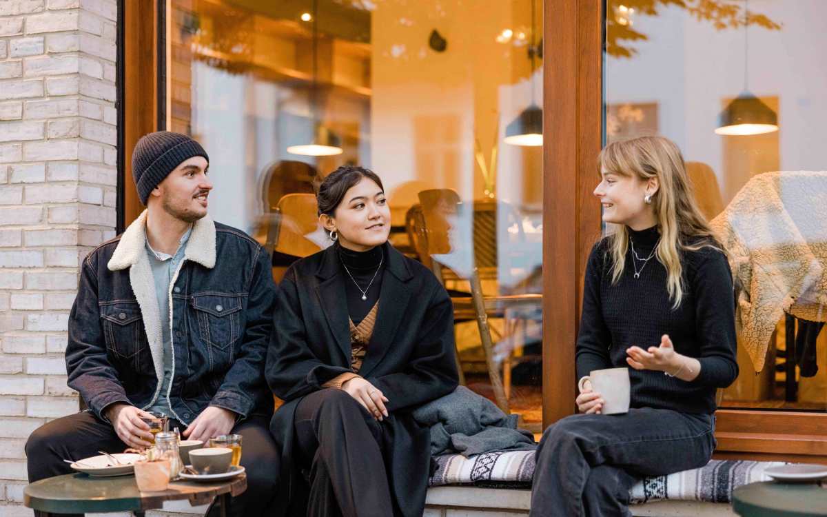  Friends talking