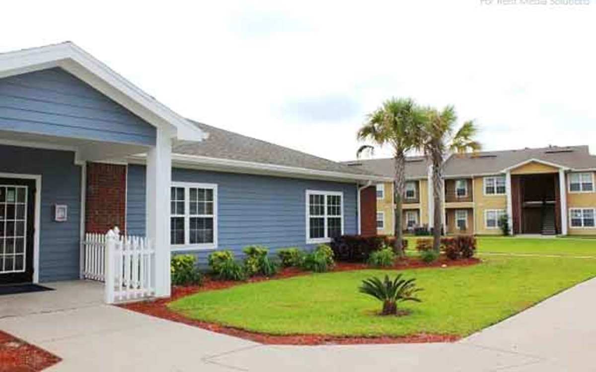  Exterior view of the apartment building at Ochlockonee Pointe Apartments in Midway, Florida