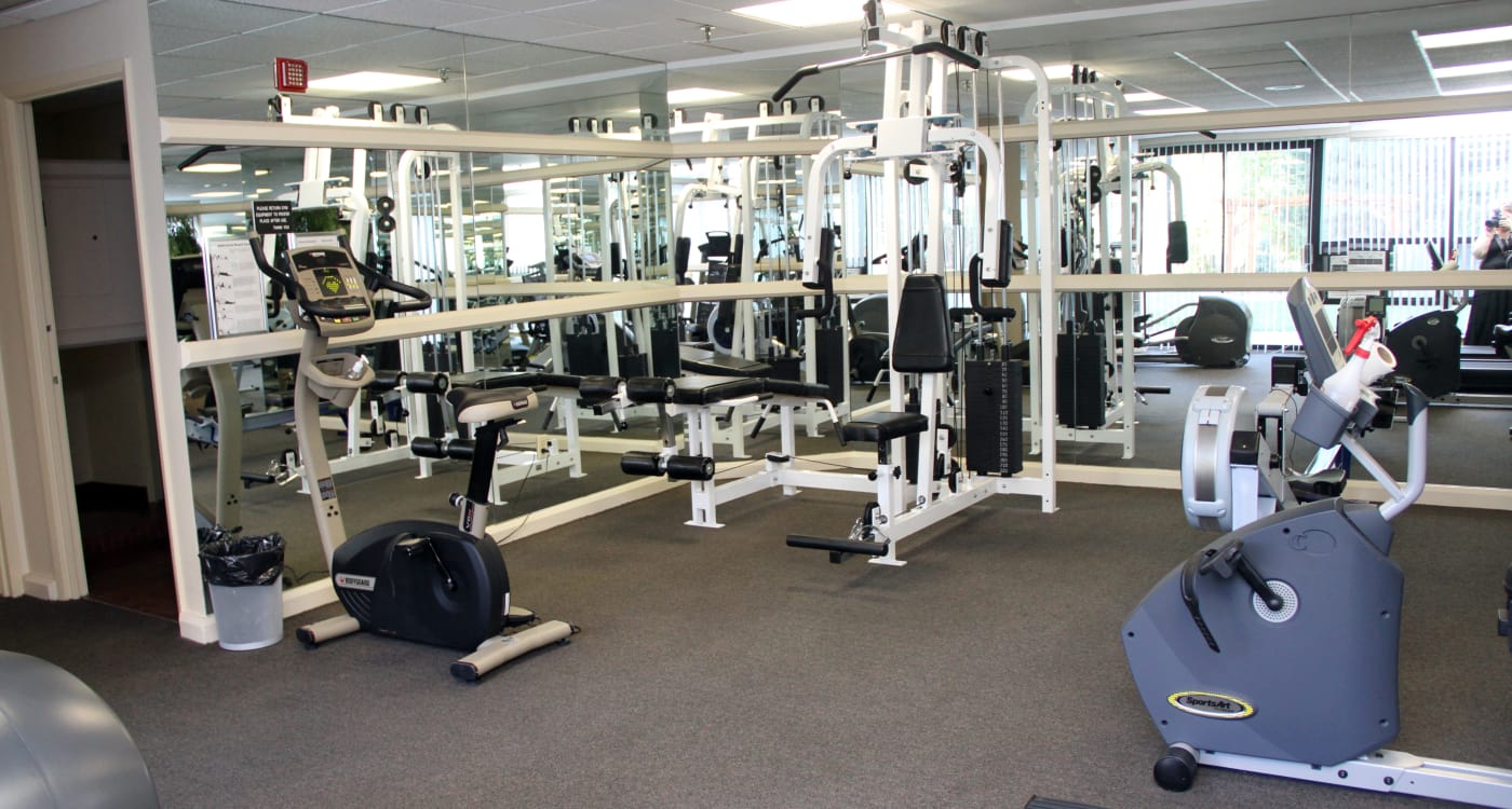 The Waterford Tower offers a well-equipped fitness center in Mississauga, Ontario