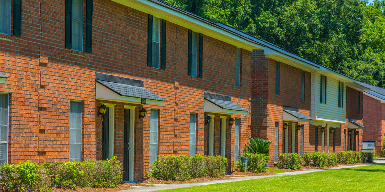 Exterior side view of the apartment green lawn at Magnolia Downs in Charleston, South Carolina 