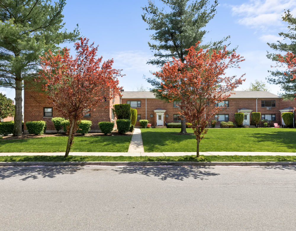 Street view of Eagle Rock Apartments at Hicksville/Jericho in Hicksville, New York
