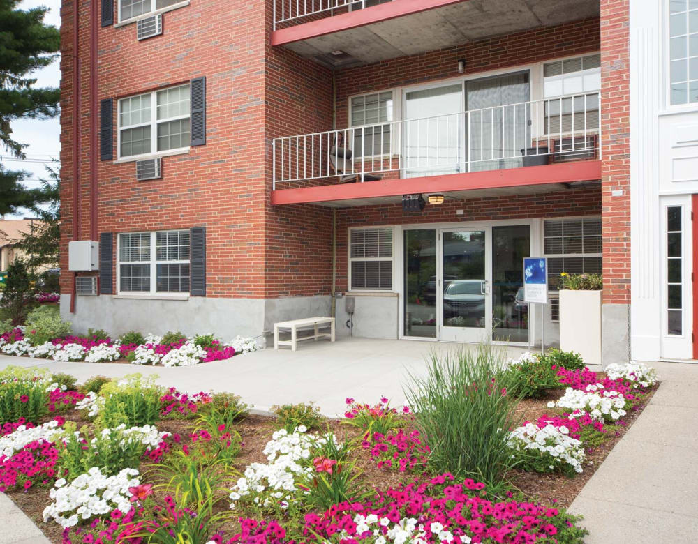 Exterior of the leasing office at Eagle Rock Apartments at Framingham in Framingham, Massachusetts