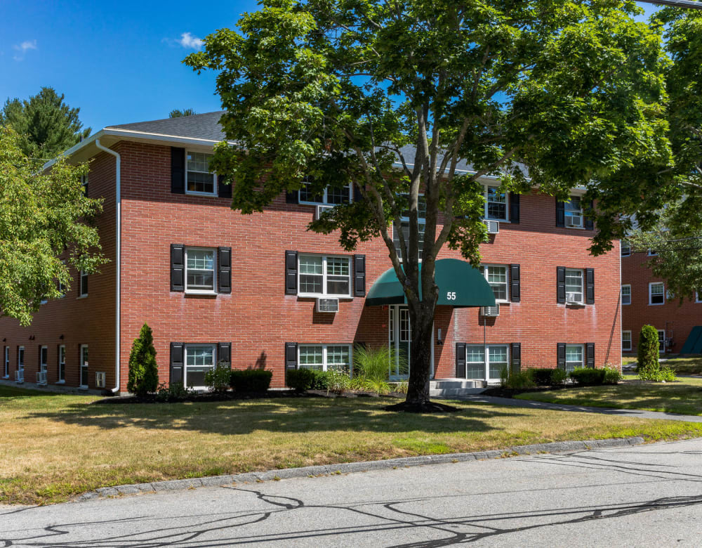 Homely facade of apartments at Eagle Rock Apartments at Nashua in Nashua, New Hampshire