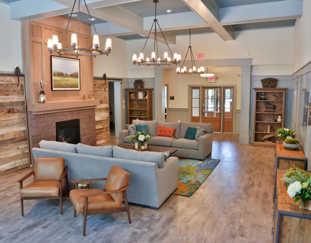 Highcroft Apartment Homes offers a Warm and cozy Living Room in Simsbury, Connecticut