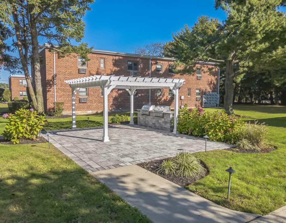 Apartments with a grill station at Eagle Rock Apartments at Hicksville/Jericho