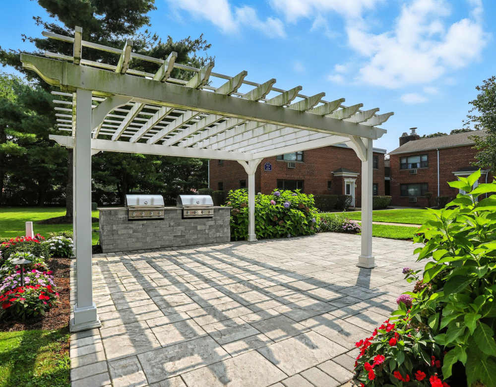 Apartments with a grill station at Eagle Rock Apartments at Hicksville/Jericho
