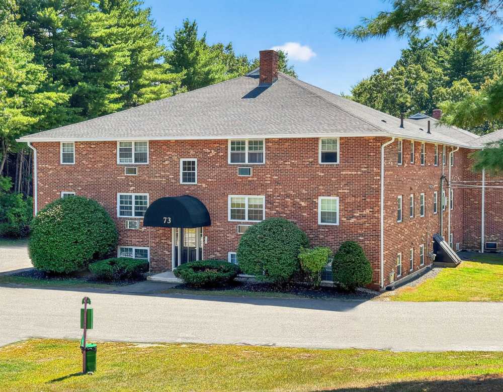 Apartments that are Great for entertaining with a Entryway at Eagle Rock Apartments at Nashua