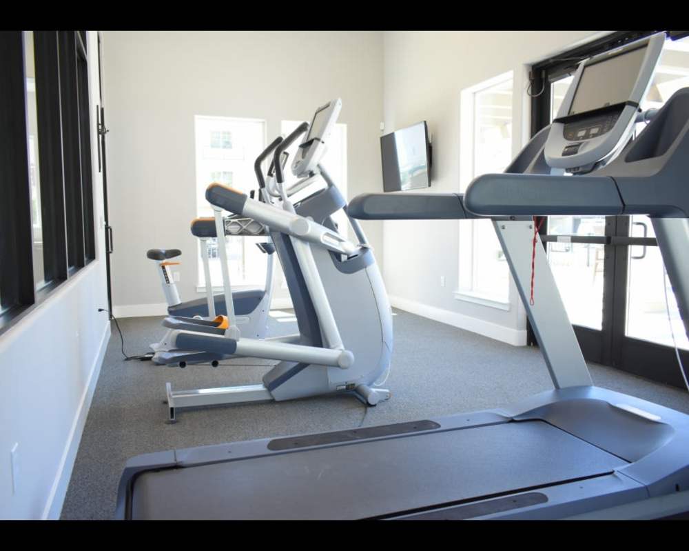Equipments in the fitness center at Vines on 80 in Fairfield, California