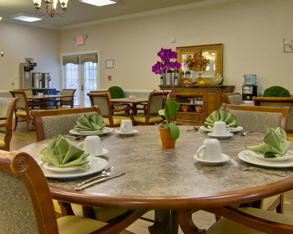 Well decorated dining area table at Schilling Gardens Senior Living in Collierville, Tennessee
