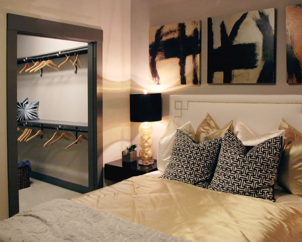 Oak Lawn Dallas Tx Apartments For Rent Axis At Wycliff