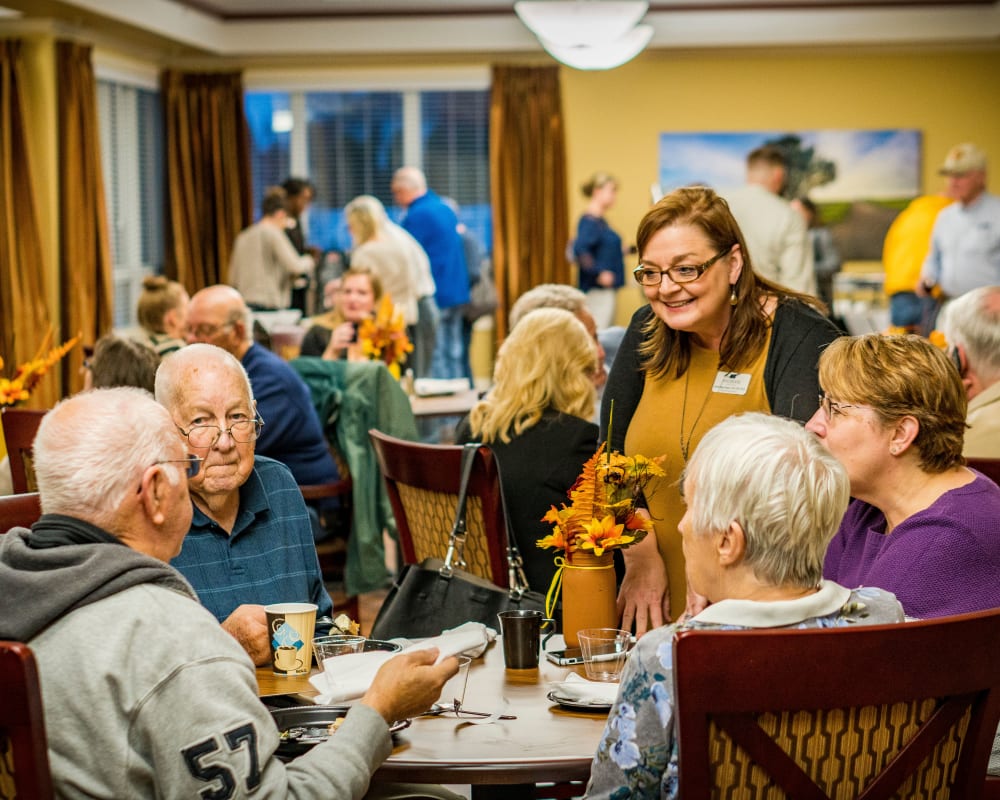 Residents dining at Welbrook at Bloomington in Bloomington, Illinois