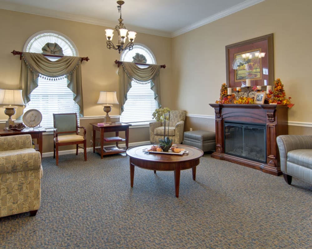 A comfy lounge at The Arbors at Dunsford Court in Sullivan, Missouri