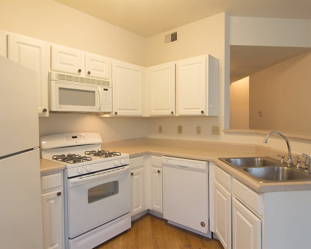 Modern kitchen at Hills of Aberdeen Apartment Homes in Valparaiso, Indiana